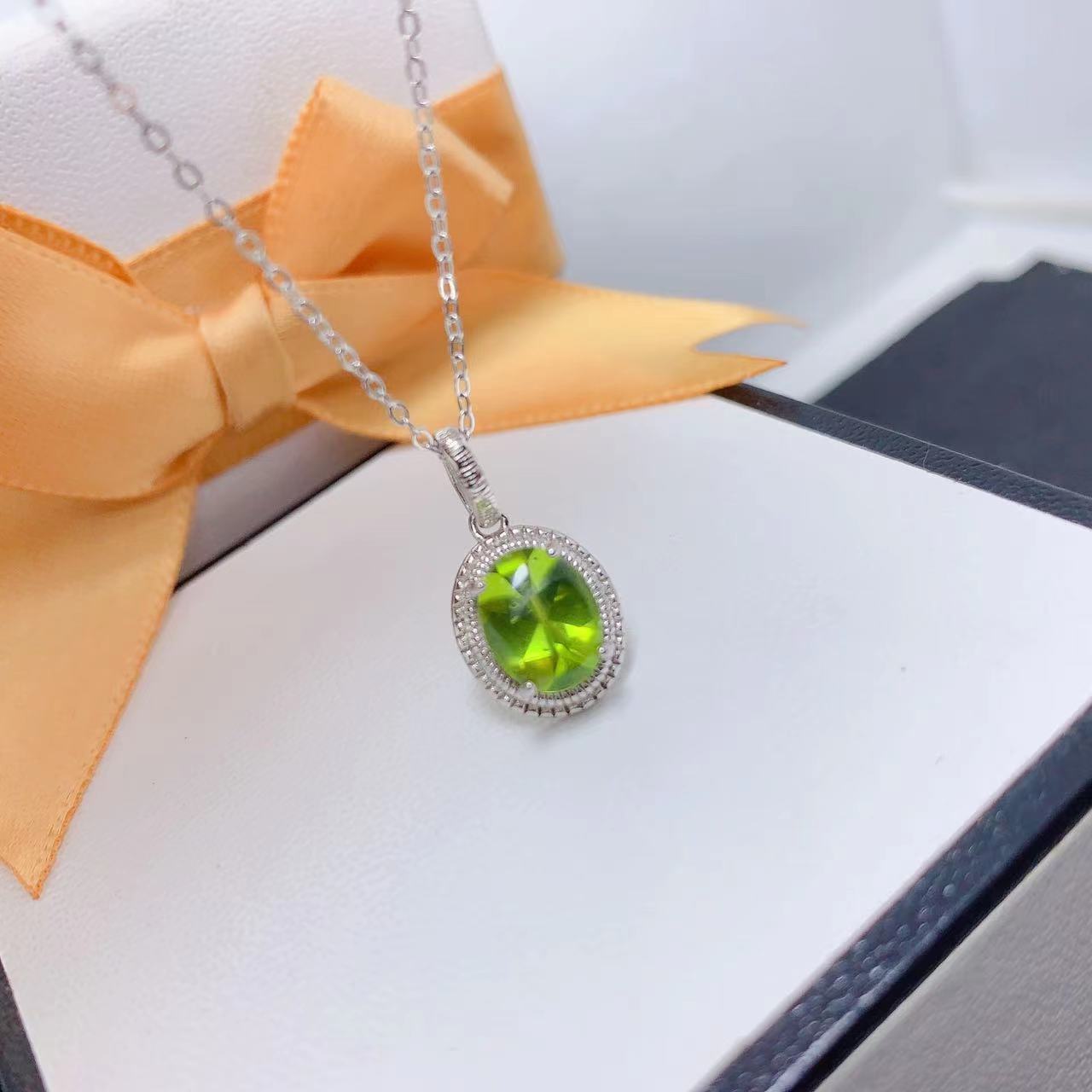 Inlaid Plain Olivine Pendant Necklace